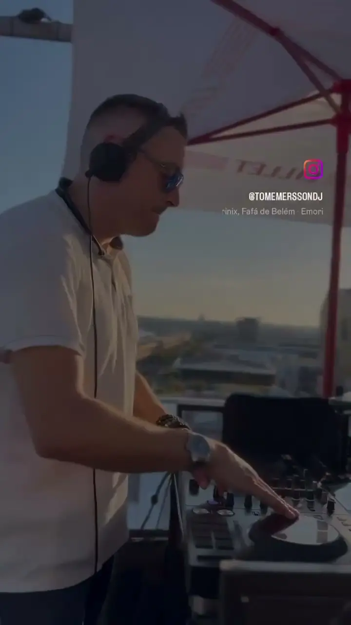 Tom Emersson aux platines en extérieur au coucher du soleil, casque sur les oreilles