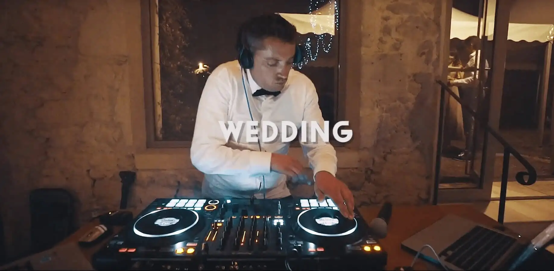 Tom Emersson aux platines en chemise et nœud papillon, lors d’un mariage