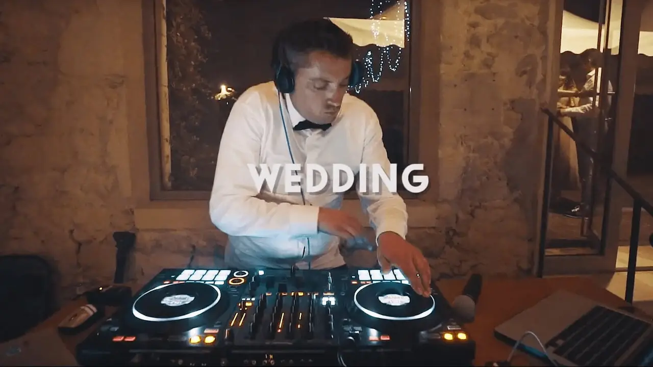 Tom Emersson aux platines lors d'un mariage, en chemise et nœud papillon