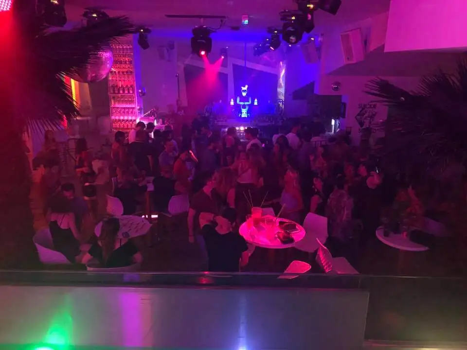 Piste de danse traversée de faisceaux colorés