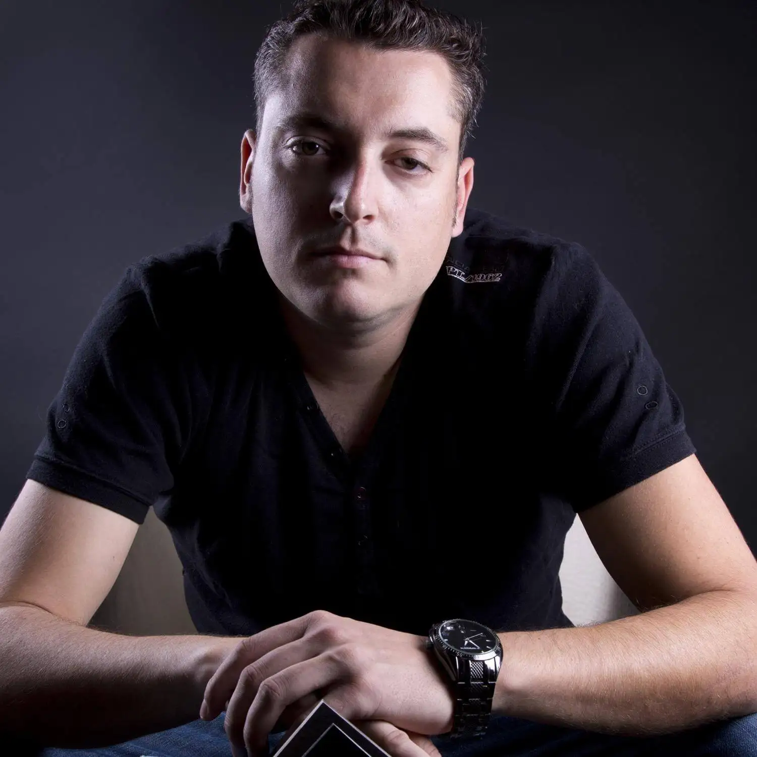 Portrait studio de Tom Emersson sur fond sombre